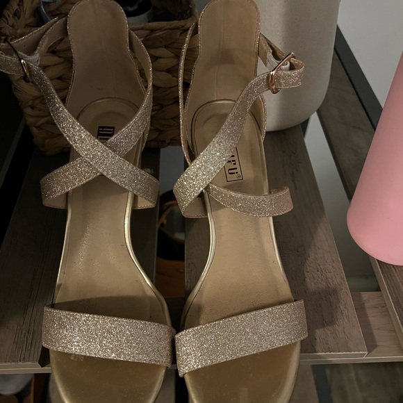 Shoes - Gold sparkle strappy heels